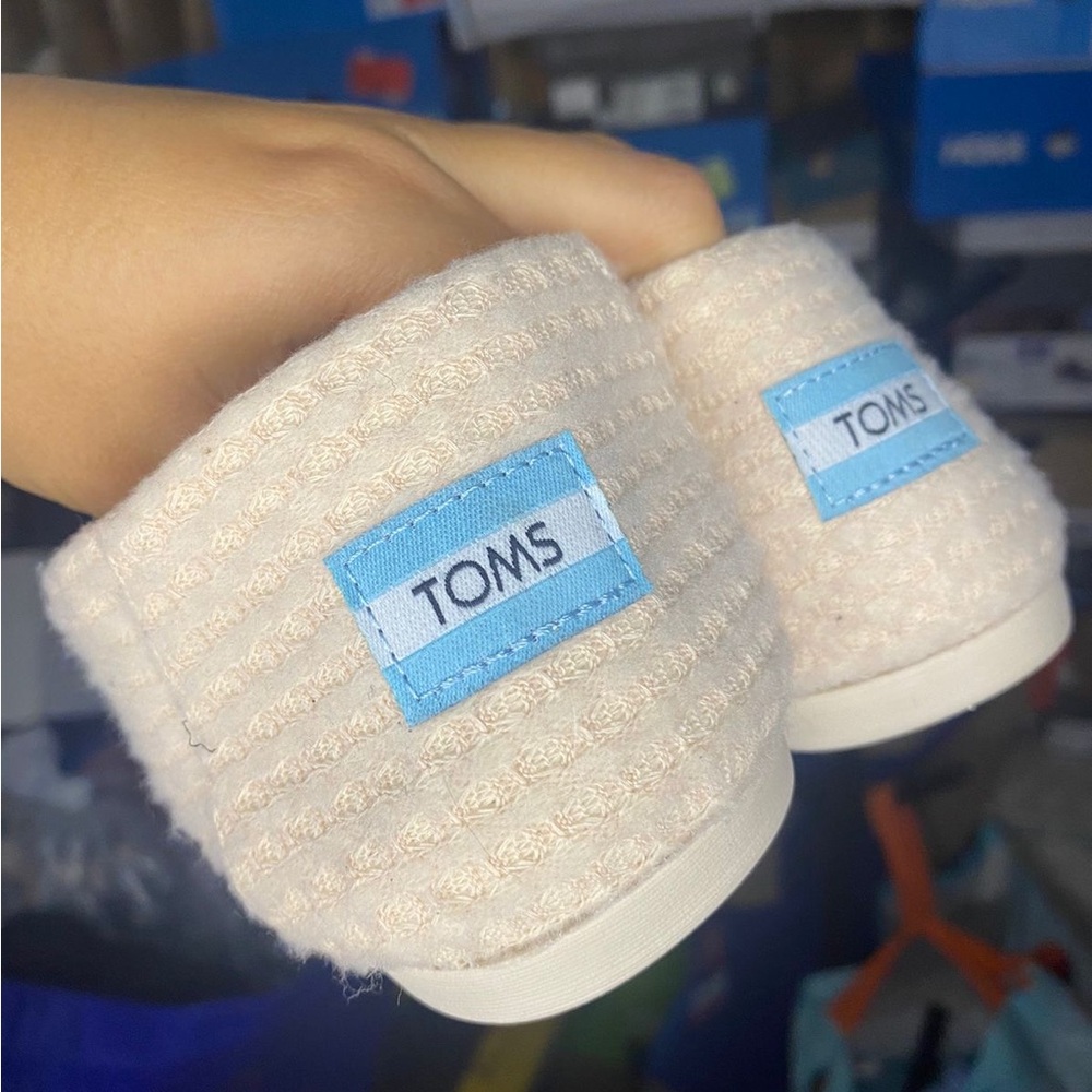 Toms Fuzzy & comfy beige size 9.5 BNWT